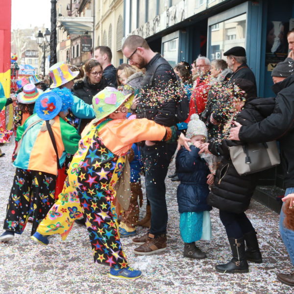 carnavaliers-et-public-se-sont-livres-une-bataille-de-confettis-sans-merci-1552853774.jpg