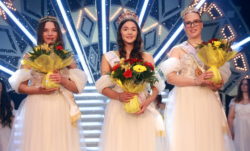 le-nouveau-trio-royal-du-carnaval-de-colmar-manon-lepine-19-ans-(au-centre)-reine-du-carnaval-pauline-abeles-21-ans-(a-gauche)-1re-dauphine-et-erana-sinson-18-ans-(a-dro